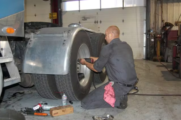 this image shows mobile diesel mechanic in Phoenix, Arizona